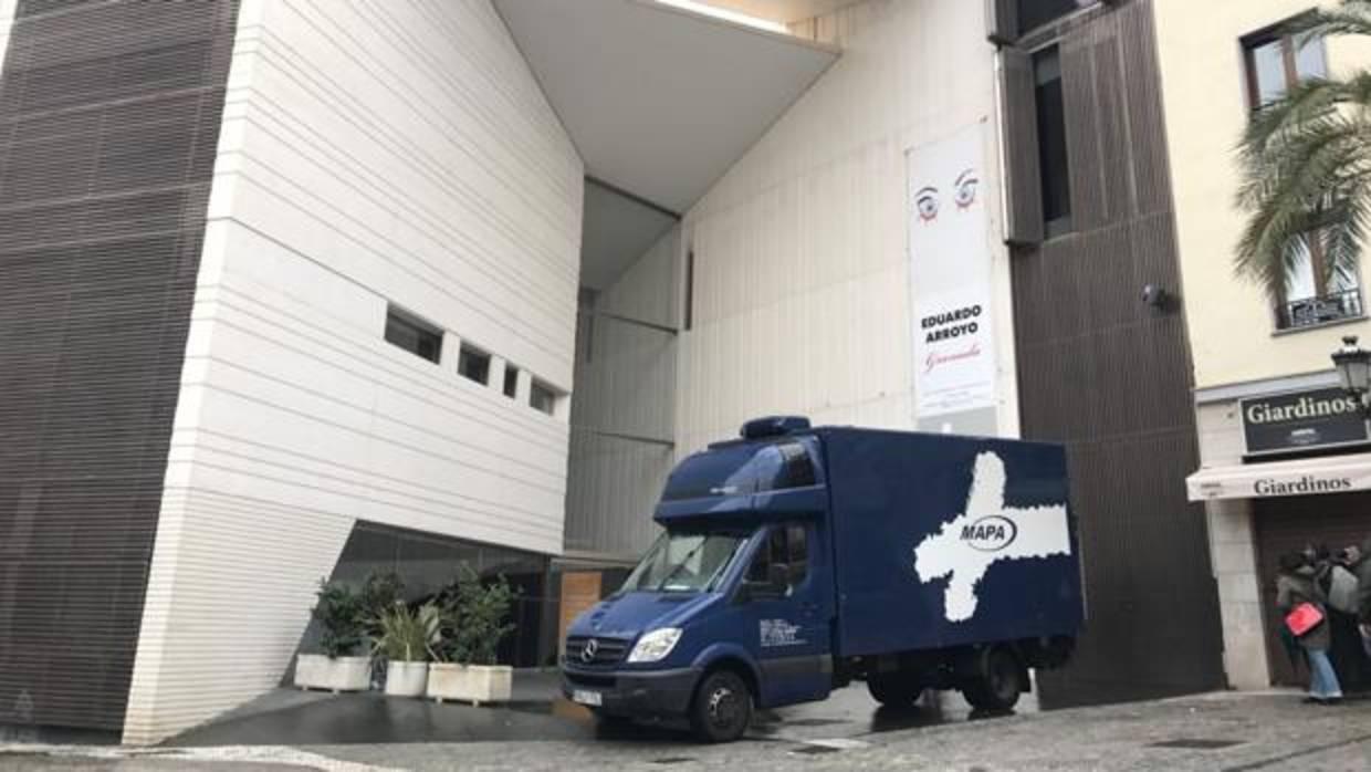 Fachada del Centro Lorca en Granada, a la llegada del camión con parte del legado del poeta.
