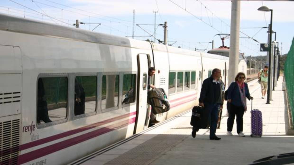 Pasajeros en la estación del AVE de Villanueva de Córdoba-Los Pedroches