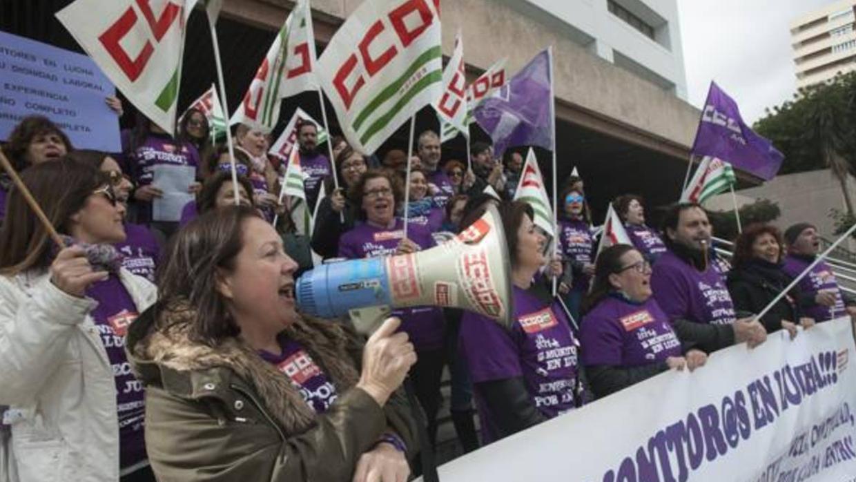 Protesta de las monitoras en Málaga el miércoles ante la Delegación de Educación