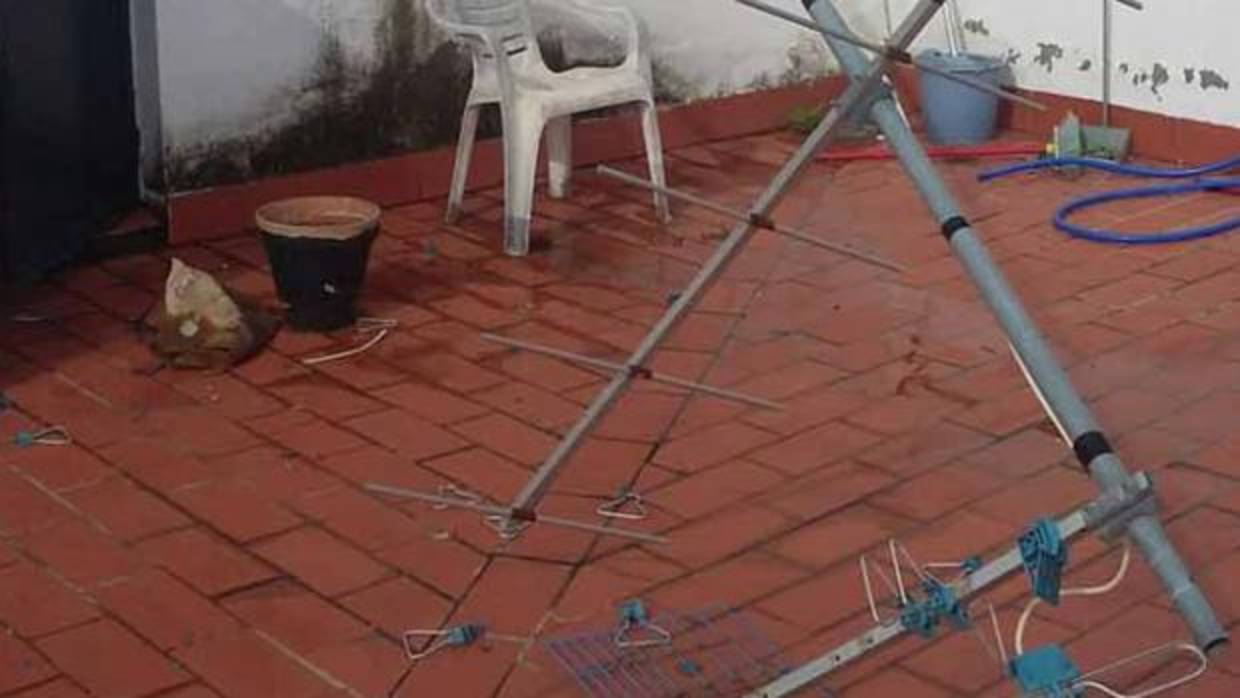 Antena de televisión destrozada por la fuerza del viento en Aguilar de la Frontera