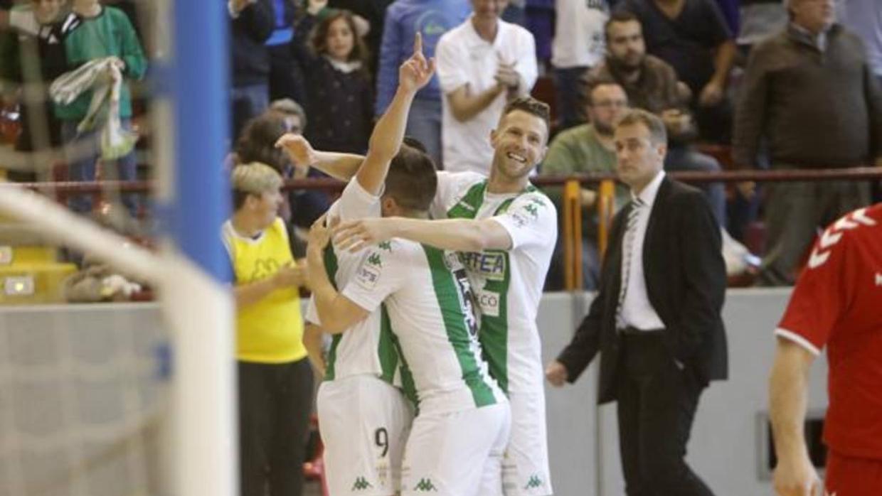 Los jugadores del Itea celebran el gol de David Leal