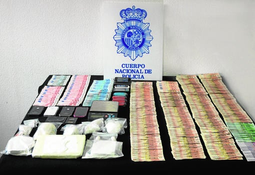 Dinero y objetos intervenidos en una operación policial contra la droga en Córdoba