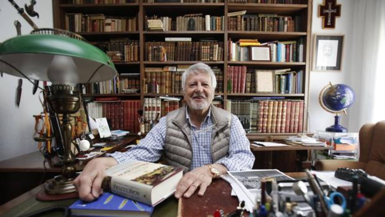 José Ignacio Cubero con su nuevo libro posa para ABC en su despacho privado