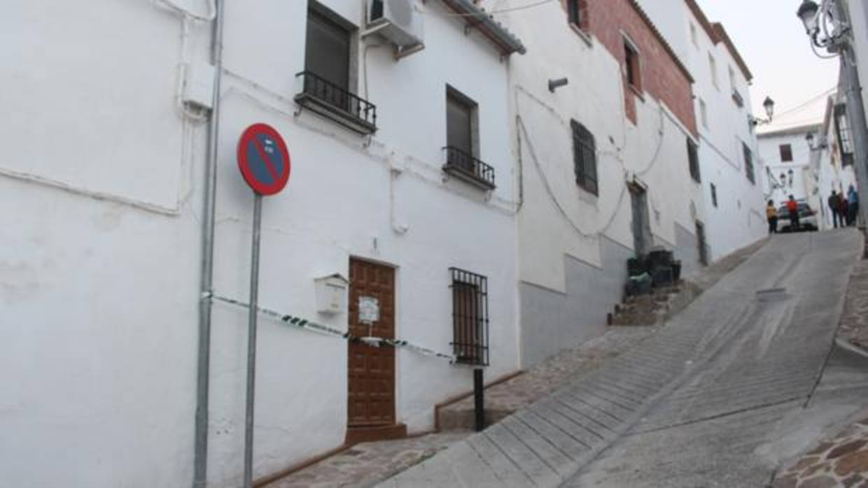 La casa de Baena donde vivía el hombre, precintada por la Guardia Civil