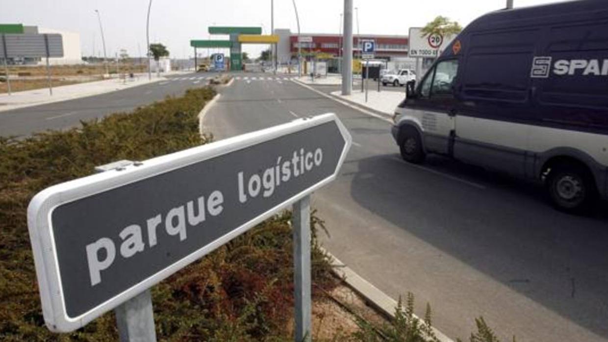 Una furgoneta accede al parque logístico de la Junta en El Higuerón