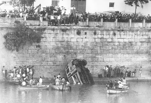Cientos de personas se congregaron junto al río tras el siniestro