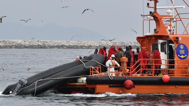 Embarcación de Salvamento Marítimo traslada al puerto de Almería a los 47 inmigrantes