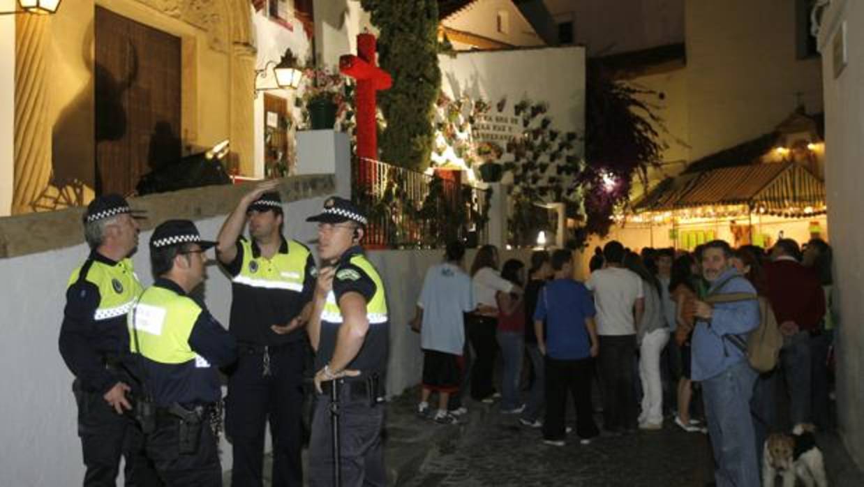 Agentes de la Policía Local en la Cruz de Mayo del Bailío