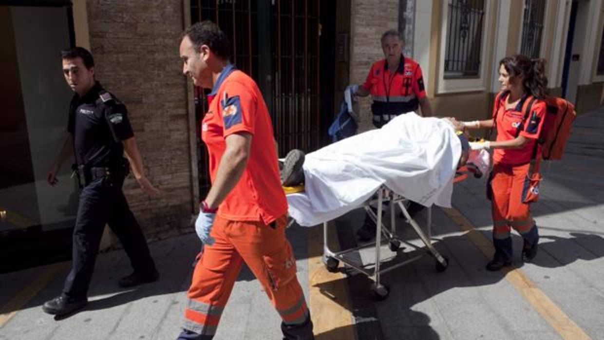 Sanitarios atendiendo a un trabajador tras sufrir un accidente laboral