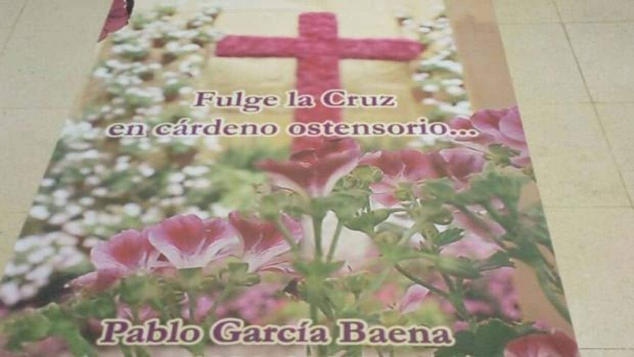 Vinilo con un verso de Pablo García Baena para la cruz de la Misericordia