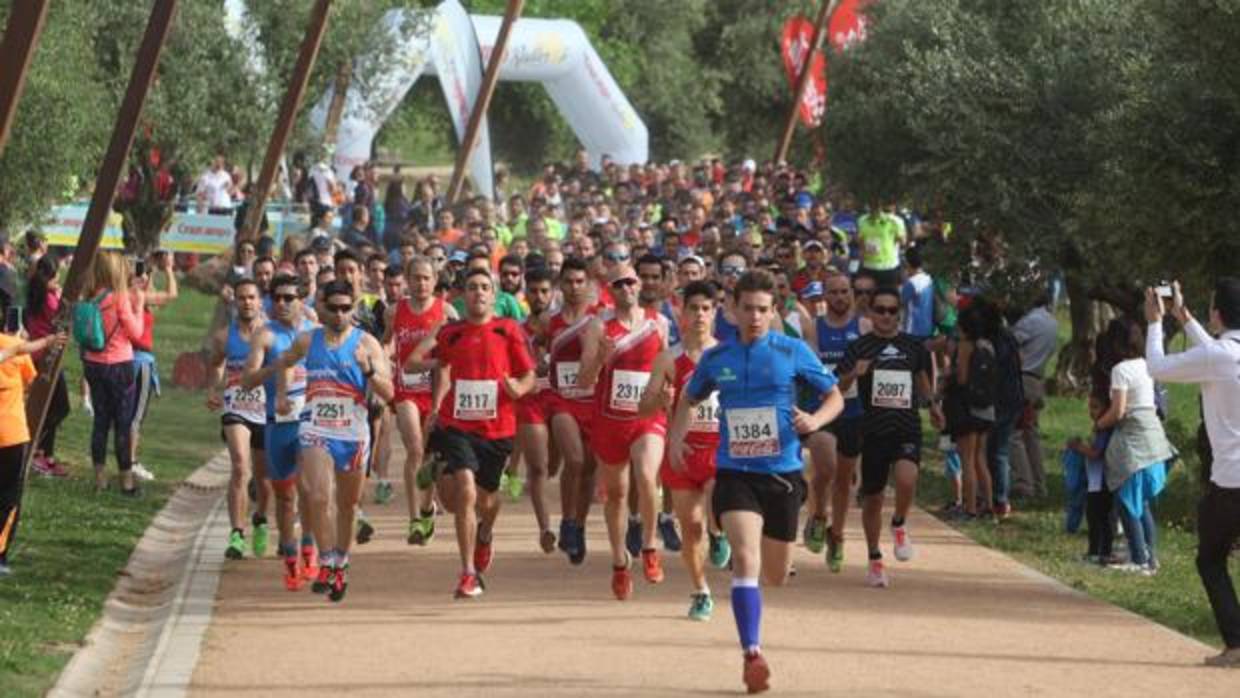 Un momento de la salida de los corredores en el Cross de la Asomadilla en Córdoba