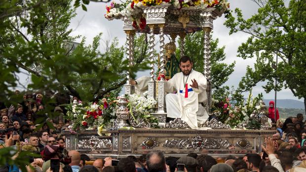 Procesión de la Virgen de la Cabeza por el poblado del cerro