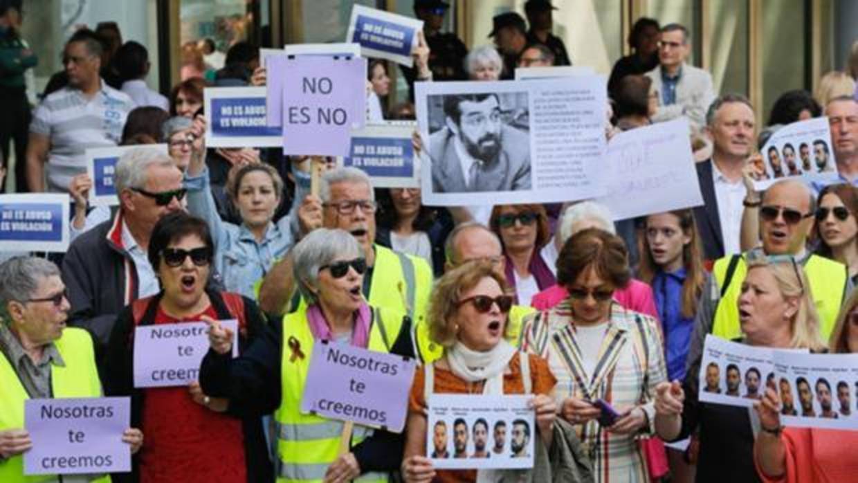 Protesta contra la sentencia de la Audiencia de Navarra por el caso de «La Manada»