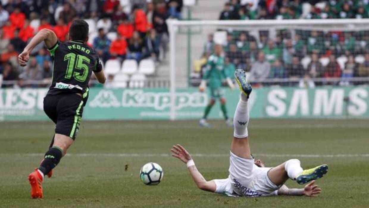 Edu Ramos cae con las piernas arriba ante el Granada, cuando el CCF estaba a 13 de la salvación