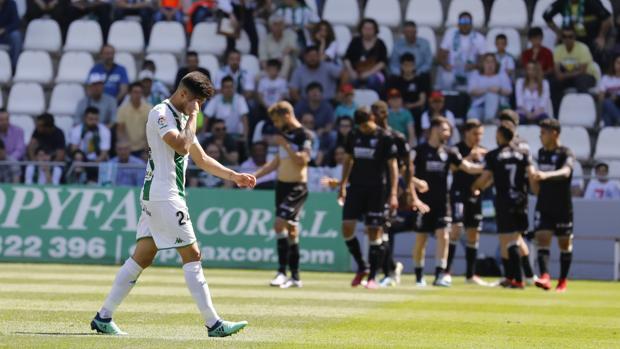Al Córdoba CF se le complican las cuentas para la salvación tras perder ante el Huesca (2-4)