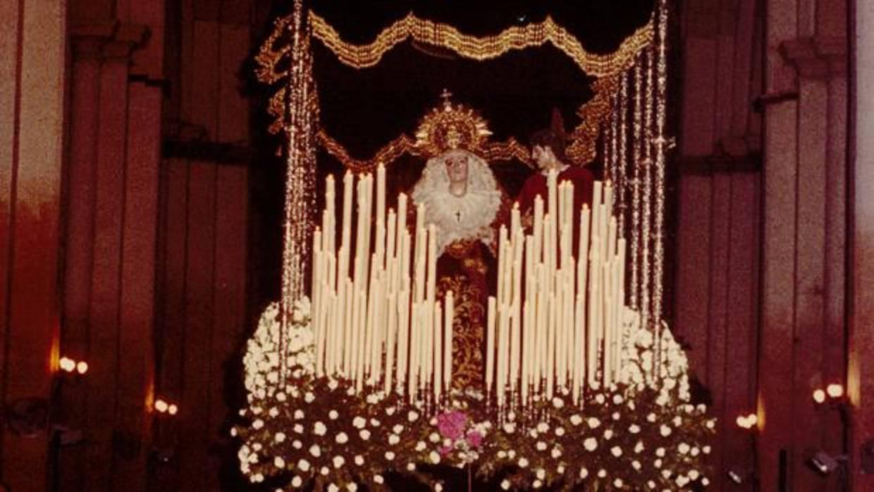 La Virgen de los Desamparados saliendo bajo palio desde San Pedro