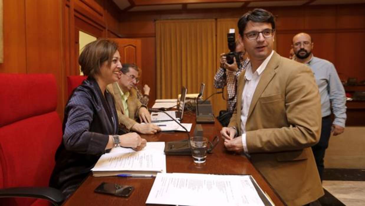 La alcaldesa y el edil de Urbanismo dialogan, antes del inicio de un Pleno