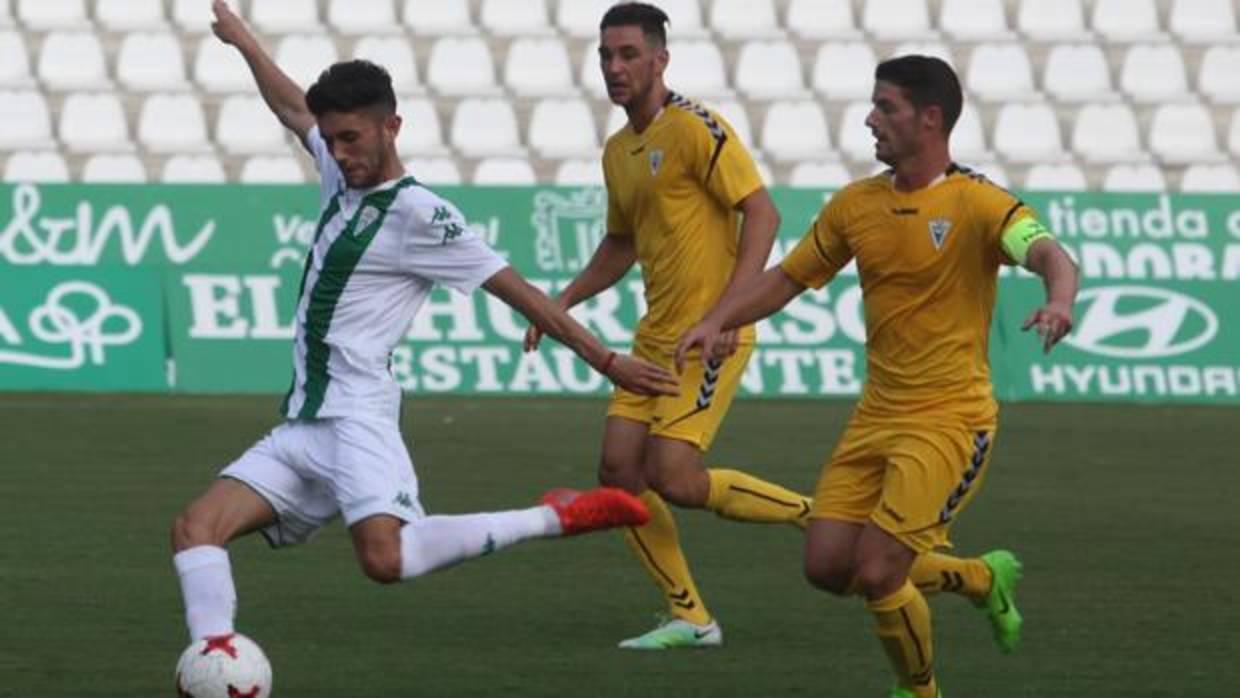 Laro Setién ejecuta un disparo durante el duelo ante el Marbella en El Arcángel