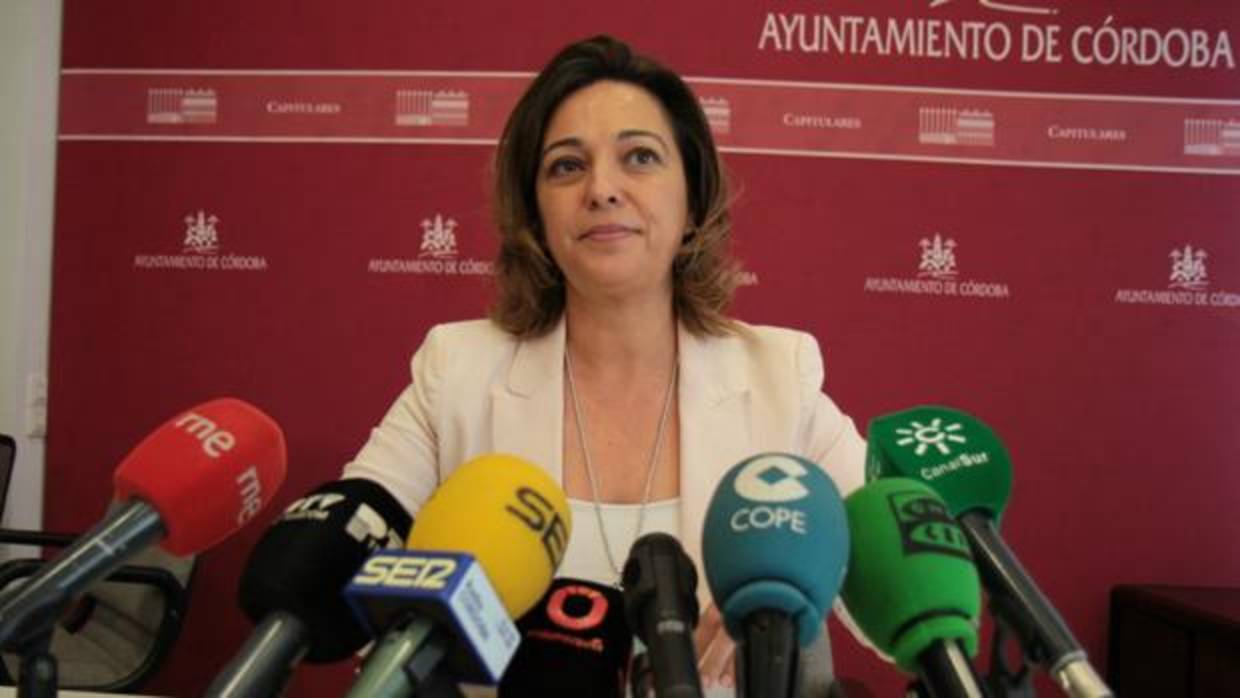 La alcaldesa, hoy durante su comparecencia para informar de la climatización en los colegios