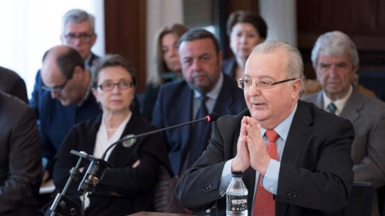 Antonio Fernández, exconsejero de Empleo, declarando en la Audiencia Provincial de Sevilla durante el juicio del caso ERE