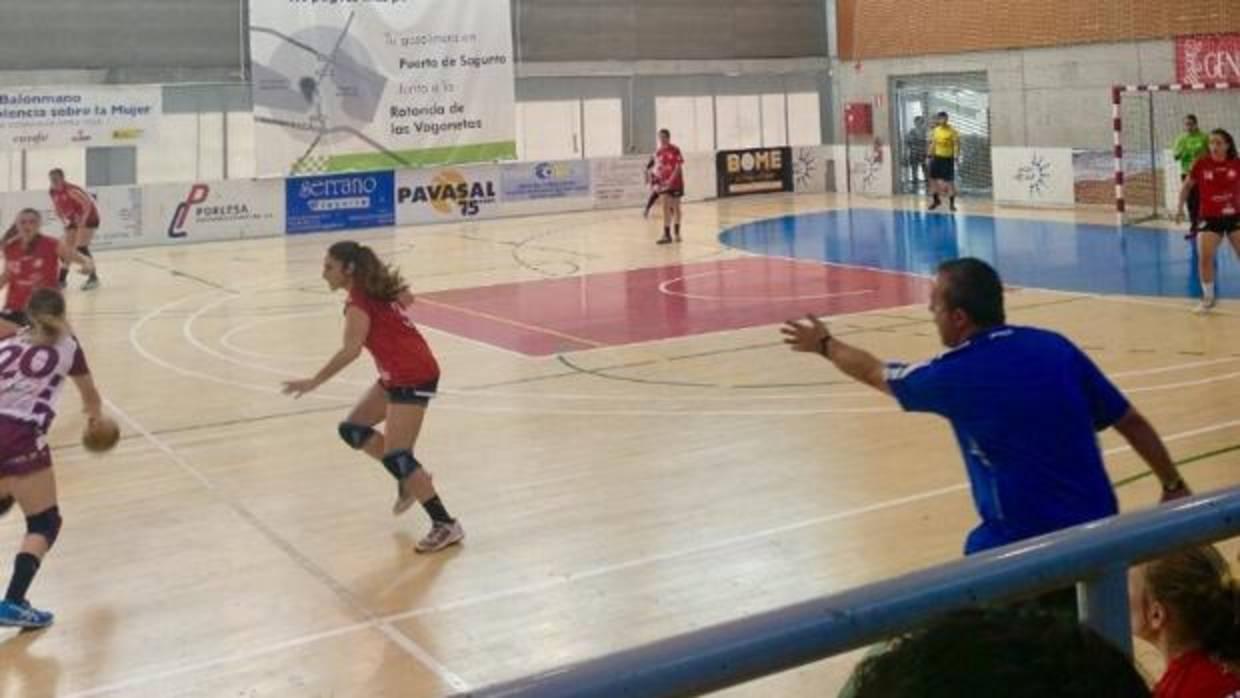 Acción de Adesal frente al Morvedre en el encuentro de vuelta disputado en Sagunto