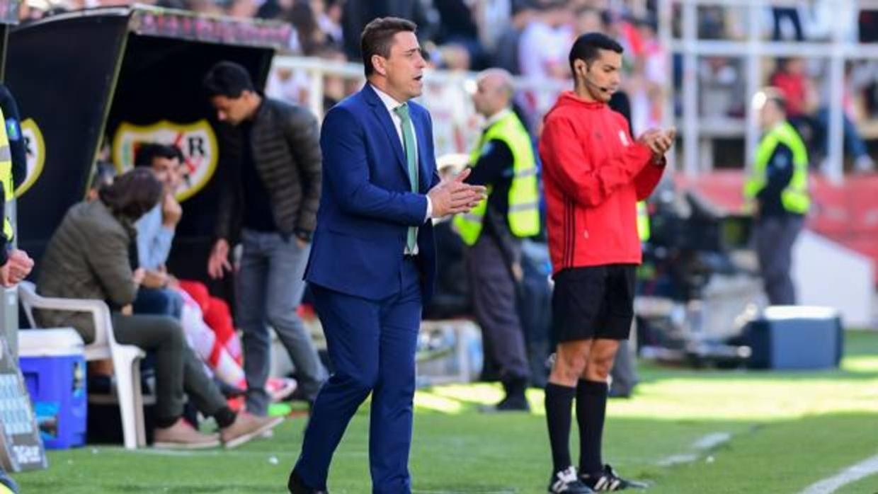 Ismael Martínez, segundo entrenador del Córdoba CF, en la banda del estadio de Vallecas