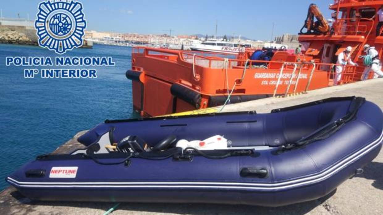 Imagen de la pequeña embarcación neumática en la que viajaban los inmigrantes.