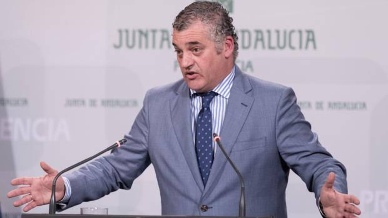 El consejero andaluz de Empleo, Javier Carnero, en una rueda de prensa en noviembre
