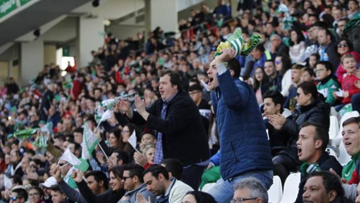 La afición del Córdoba anima al equipo en El Arcángel