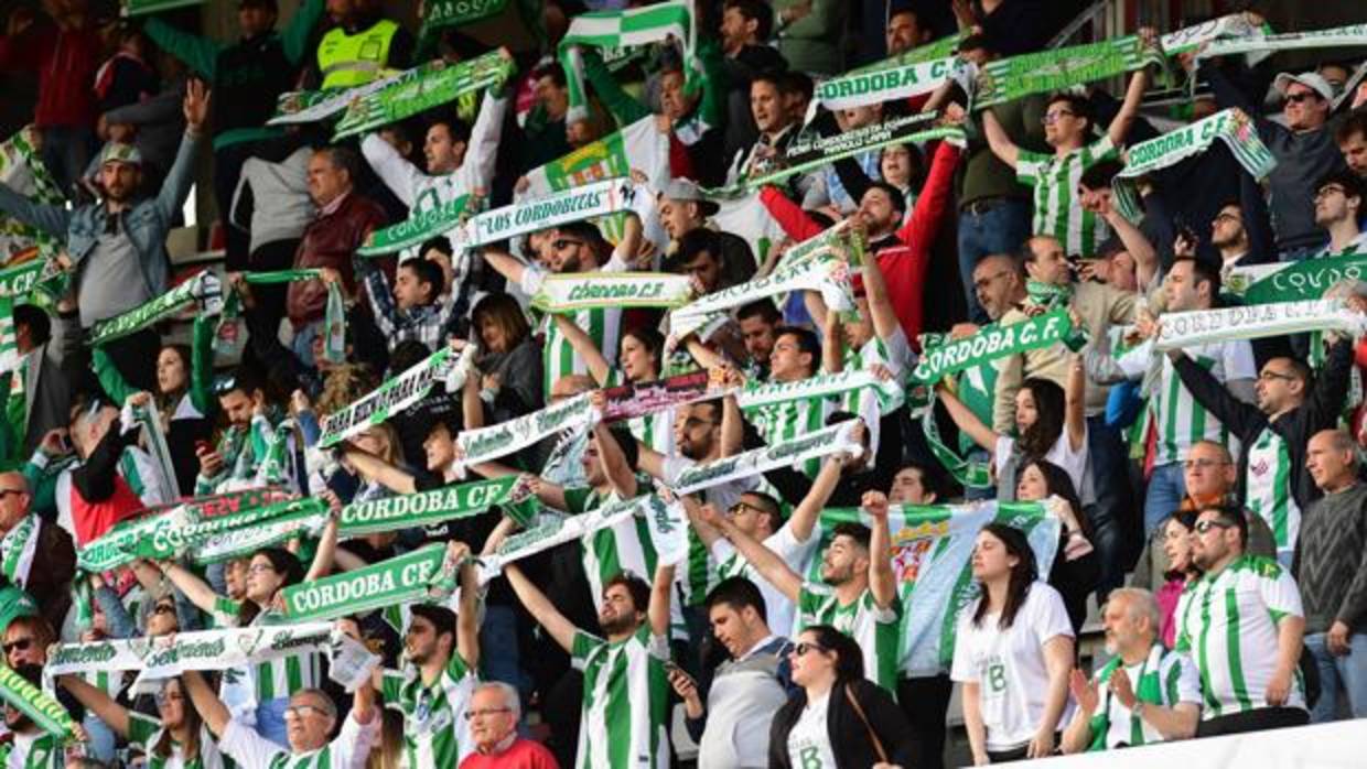 Las afición del Córdoba CF anima al equipo en Vallecas