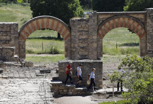 Un grupo de turistas entre dos arcadas
