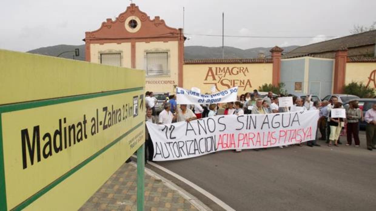 Manifestación de dueños de parcelas en la carretera que da acceso al yacimiento arqueológico