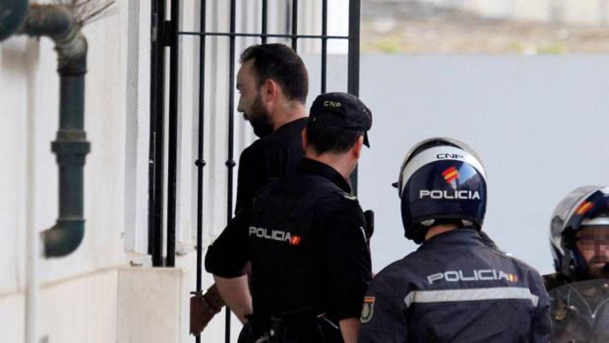 El piloto de la embarcación, esposado, es trasladado a los juzgados de Algeciras.