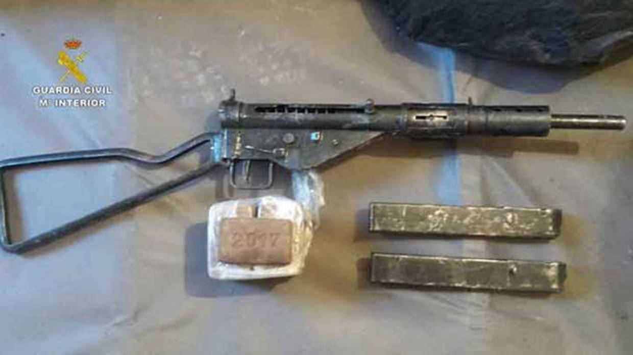 Imagen del arma encontrada en uno de los registros