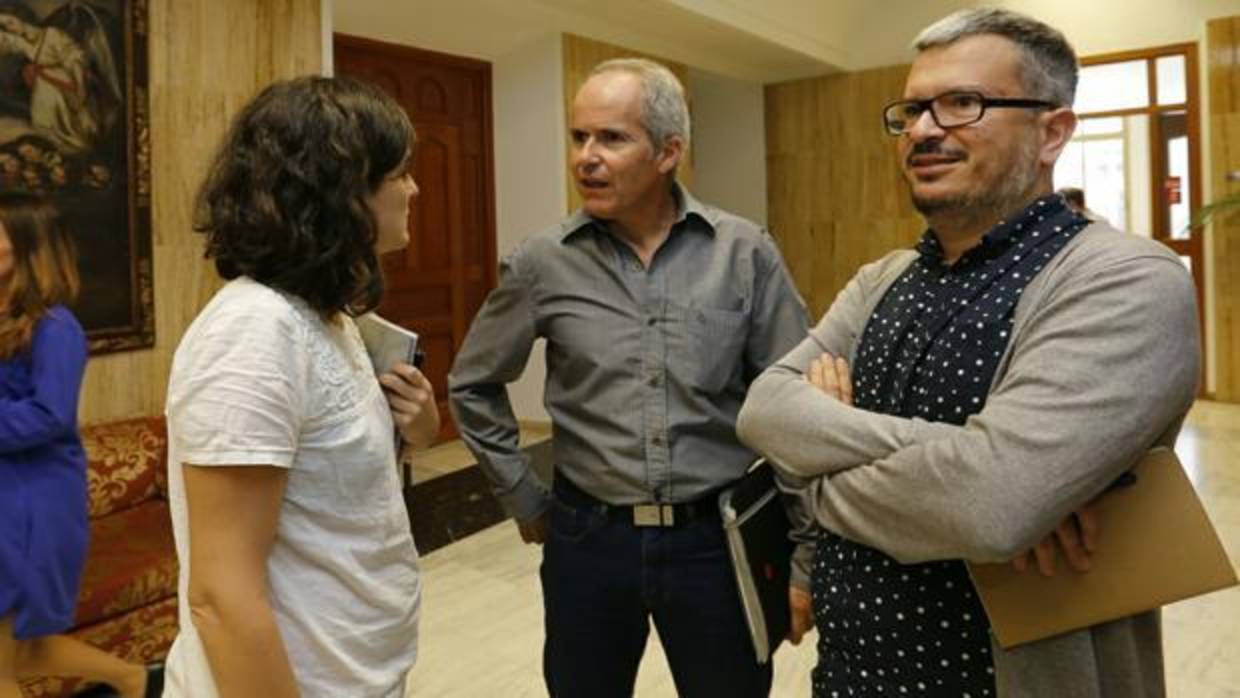 Blázquez antes del inicio de un pleno en el Ayuntamiento de Córdoba