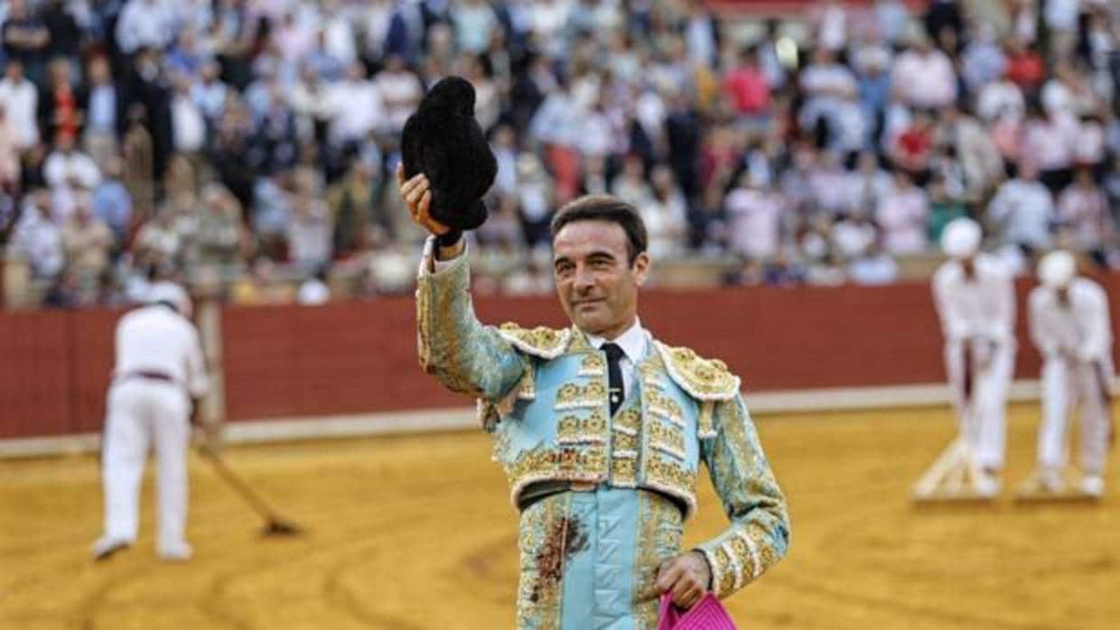 Enrique Ponce saluda al público en la plaza de toros de Córdoba