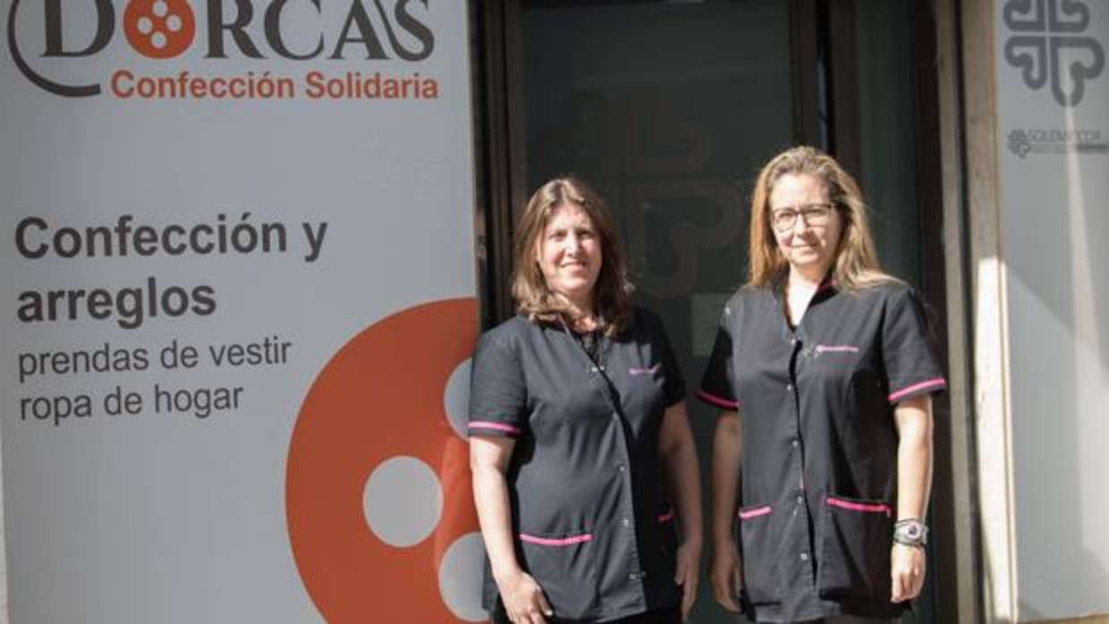 Rosa Laguna y Pilar Frías, que trabajan en la empresa de confección Dorcas, creada por Cáritas en Córdoba