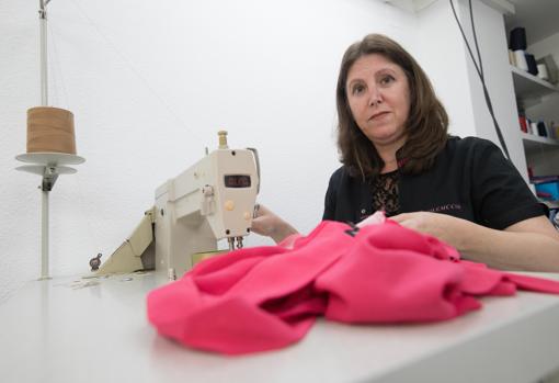 Pilar Frías, con su trabajo de confección en la empresa Dorcas