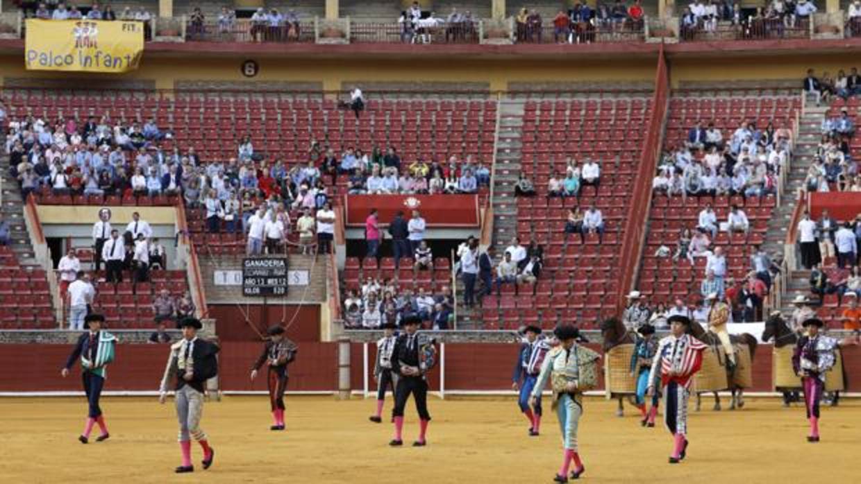 Paseíllo en una de las corridas de Córdoba con escasez de público en los tendidos