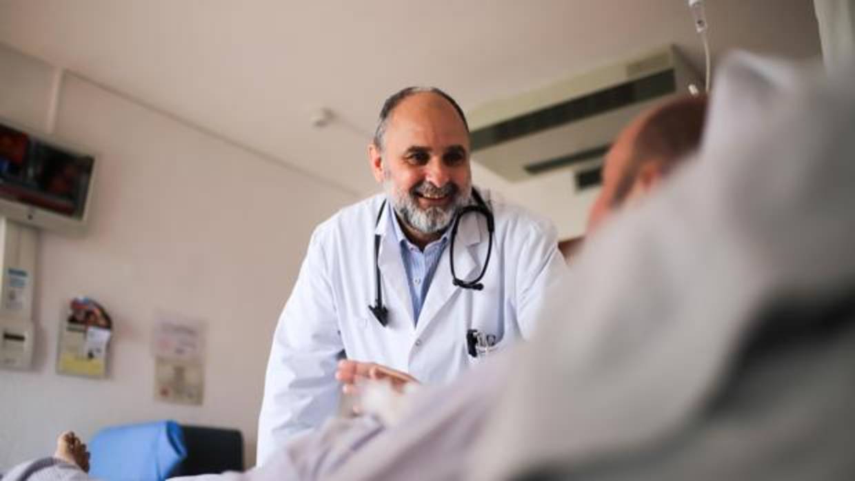 El doctor Antonio Llergo conversa con un paciente
