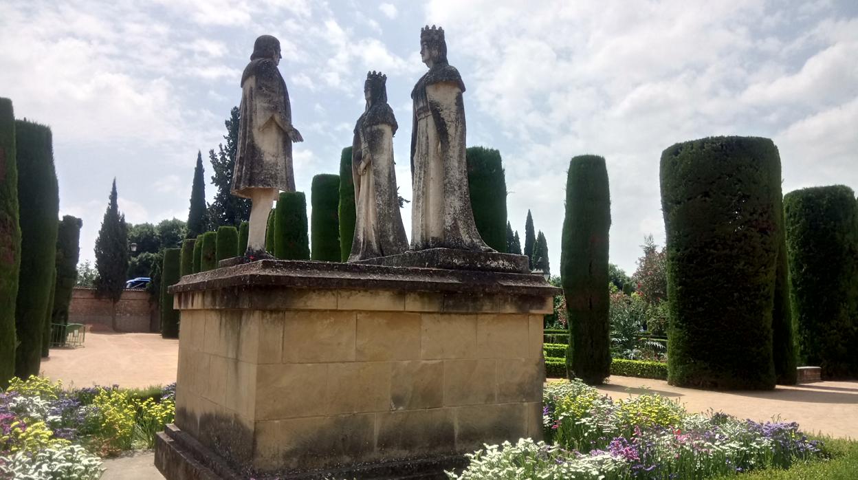 Estatuas de los Reyes Católicos con Cristóbal Colón, en el Alcázar de los Reyes Cristianos de Córdoba