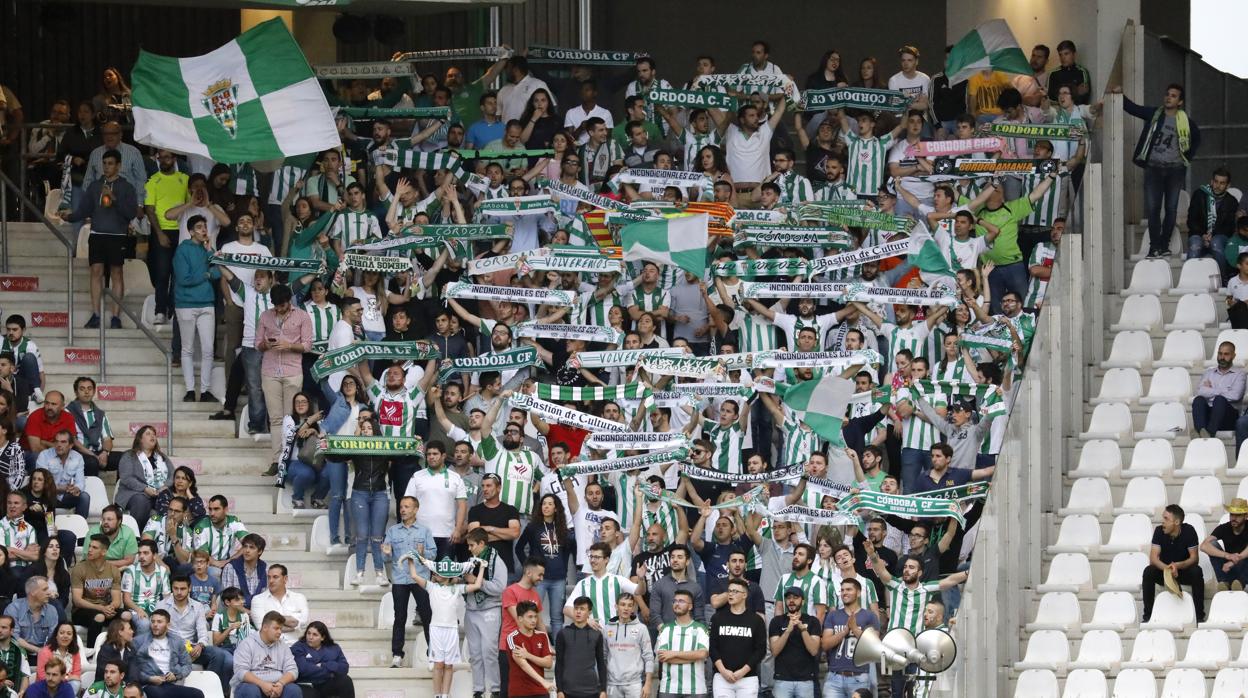El foco de animación de Incondicionales, en la grada ante el Almería