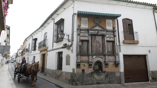El altar de Lineros ya sólo tiene uno de los cuatro faroles originales