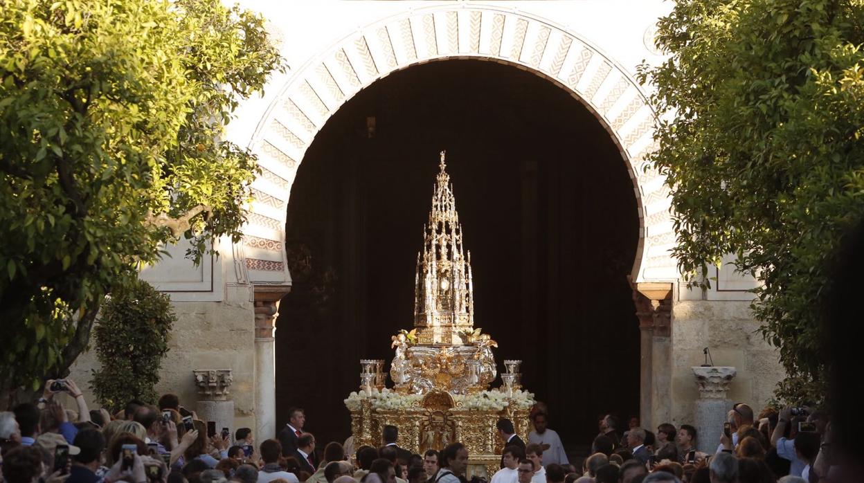 La custodia de Arfe, a su llegada al Patio de los Naranjos