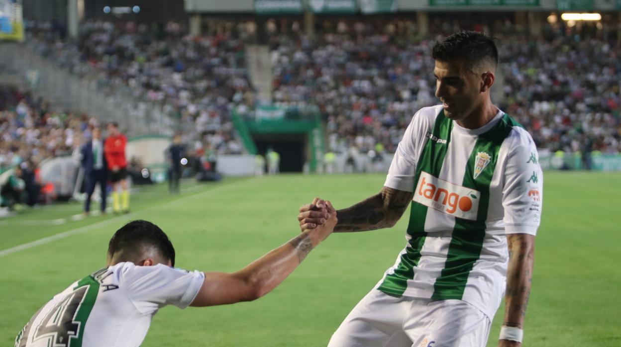 José Antonio Reyes levanta a Sergi Guardiola