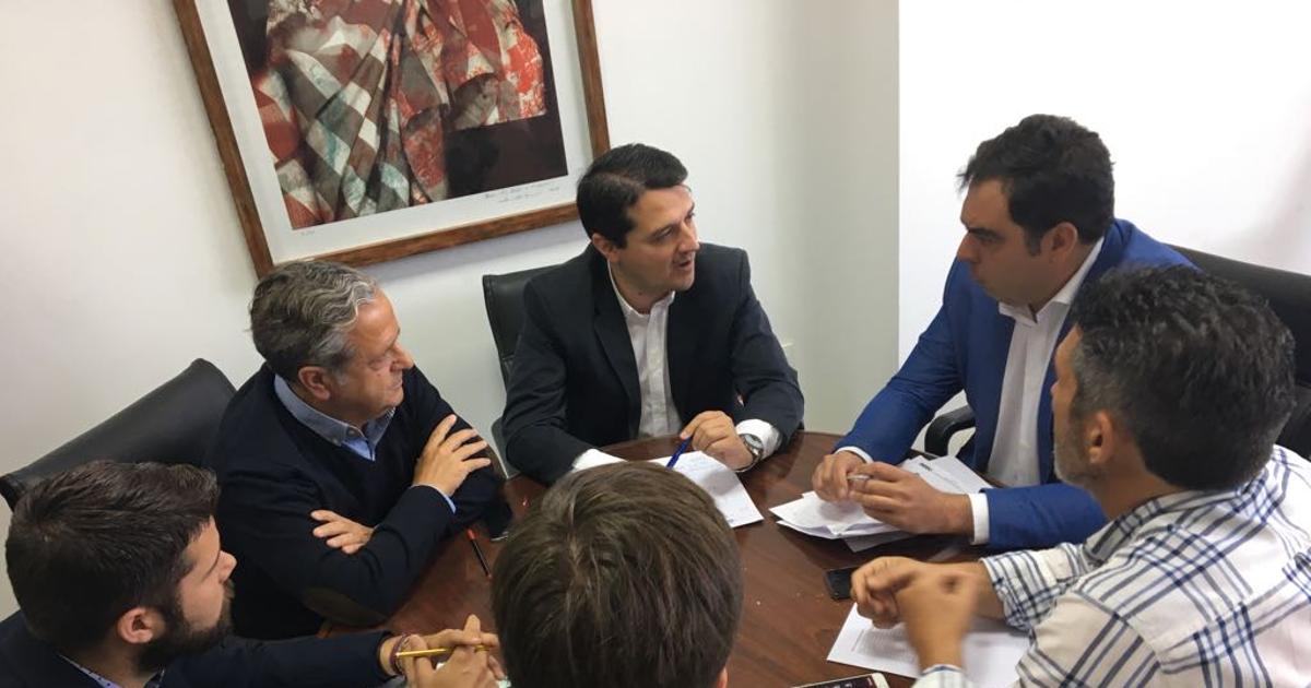 El presidente de ATA-Andalucía, Rafael Amor, con el alcaldable popular, José María Bellido, en la reunión de hoy