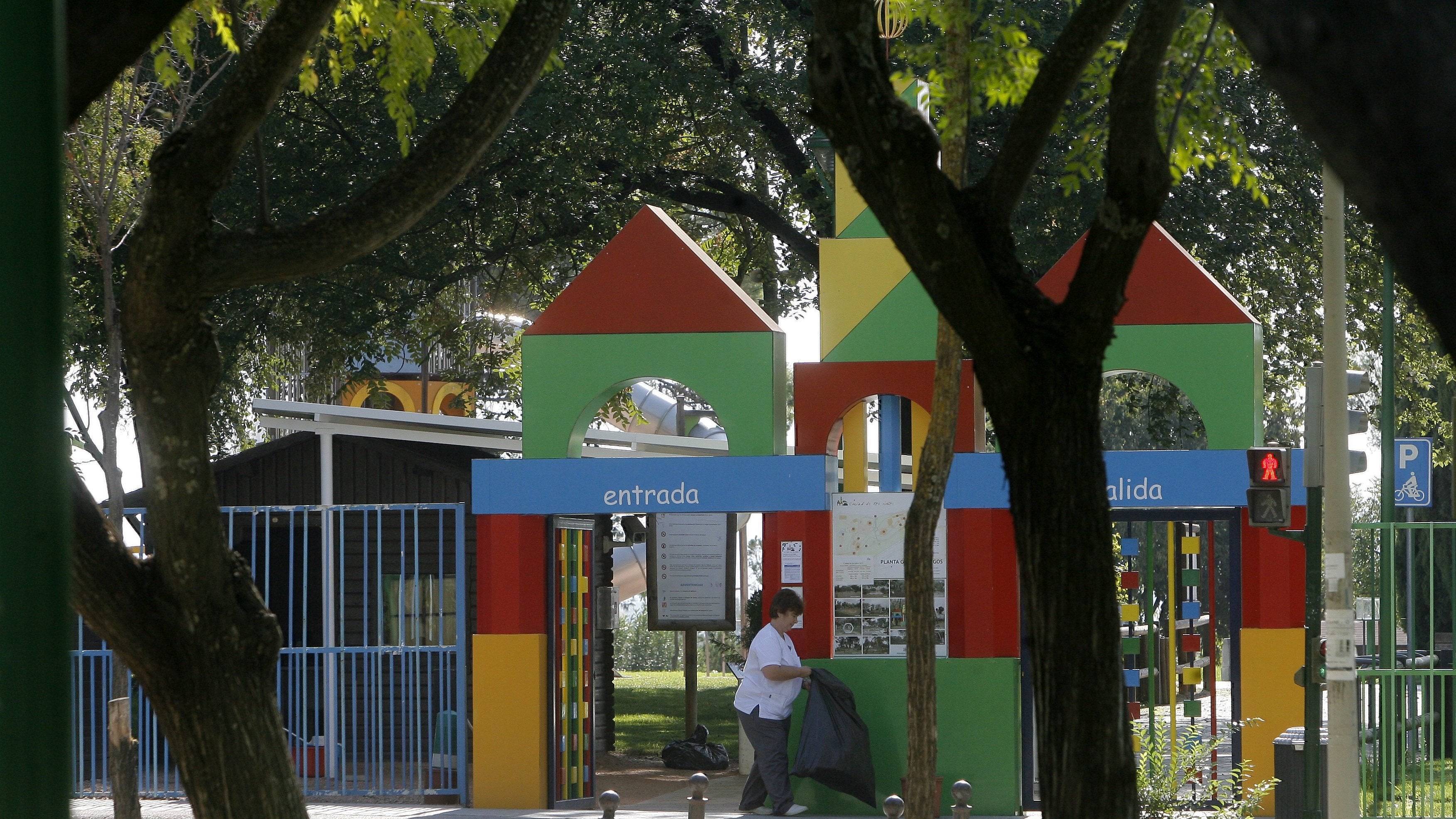 Una trabajadora con una bolsa en la puerta de las instalaciones infantiles
