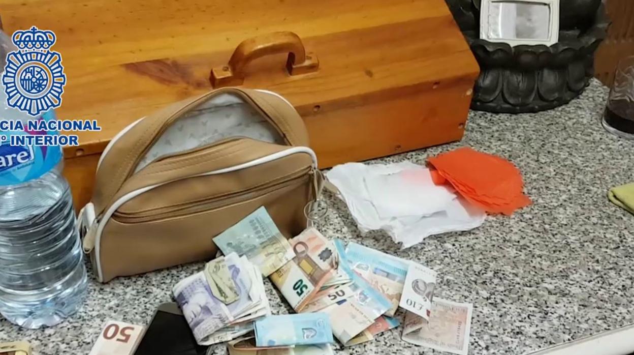 Dinero encontrado en la vivienda de laos detenidos