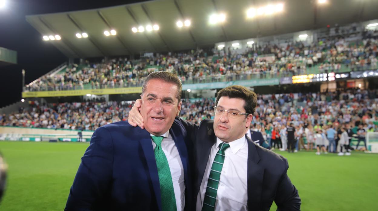 El presidente del Córdoba CF, Jesús León, celebra la permanencia