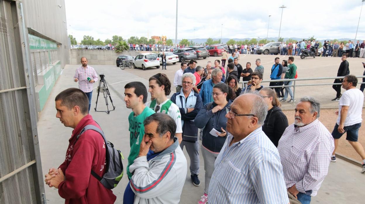 Largas colas este lunes en las taquillas del estadio para comprar y renovar los abonos